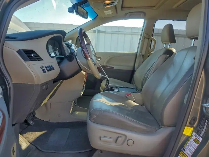 2012 TOYOTA SIENNA XLE  