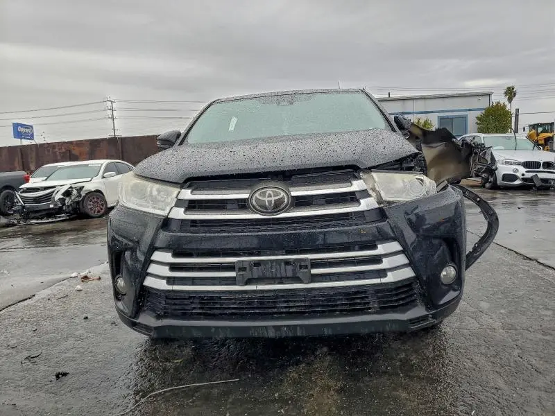 2018 TOYOTA HIGHLANDER LE  