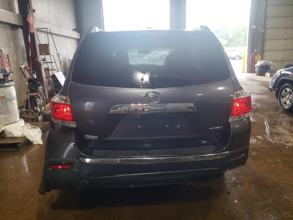 2012 TOYOTA HIGHLANDER SE  