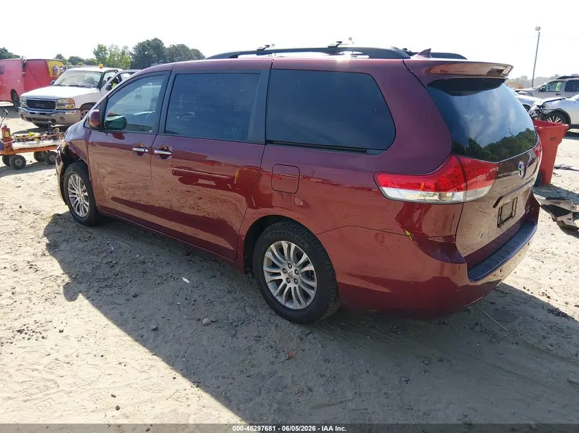 2013 TOYOTA SIENNA XLE V6 8 PASSENGER