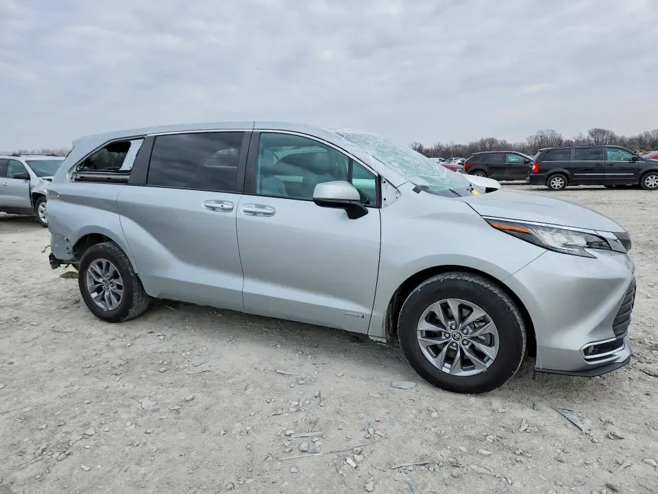2021 TOYOTA SIENNA   