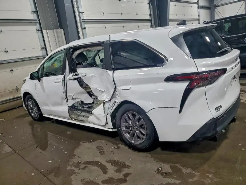 2023 TOYOTA SIENNA LE  