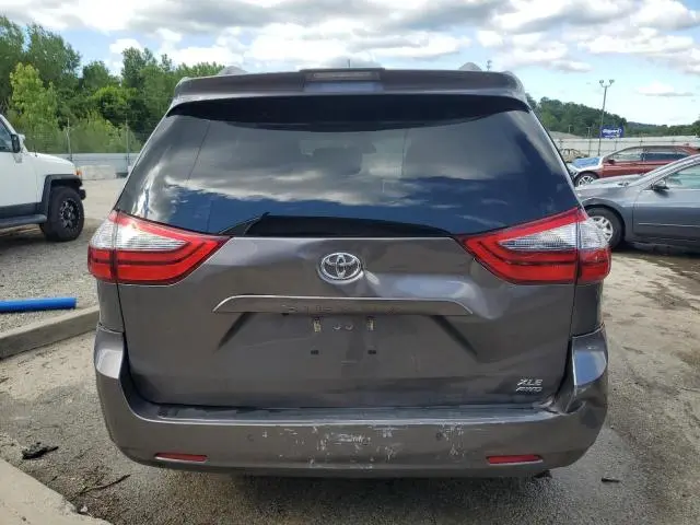 2020 TOYOTA SIENNA XLE  