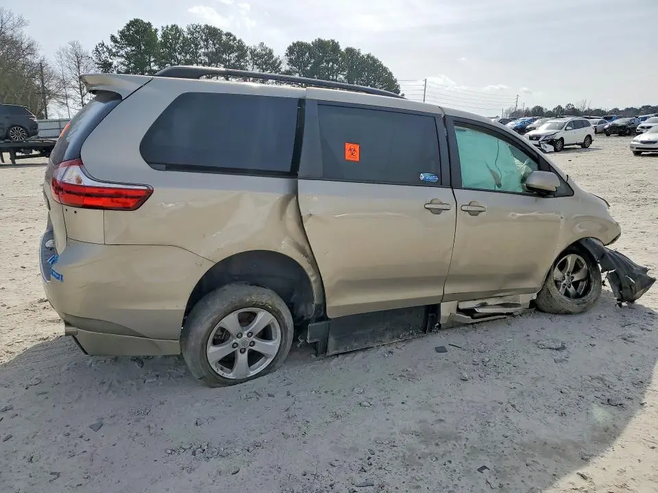2015 TOYOTA SIENNA LE  