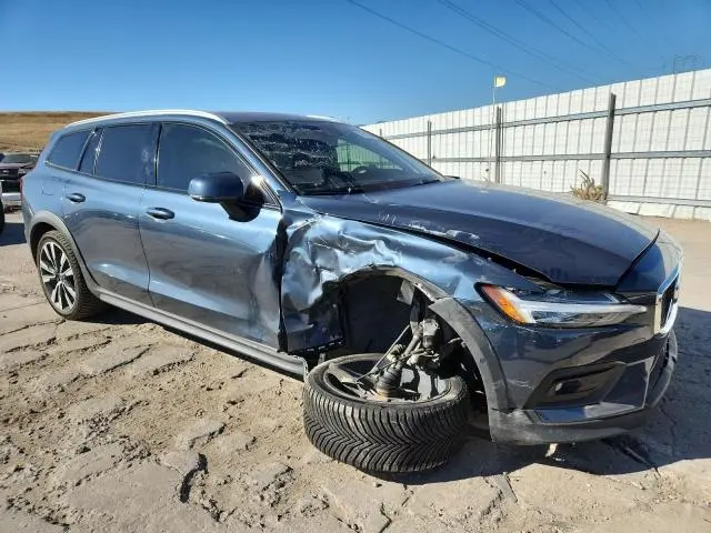2021 VOLVO V60 CROSS COUNTRY T5 MOMENTUM  