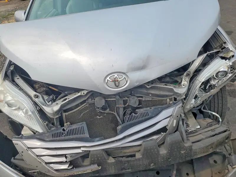 2015 TOYOTA SIENNA XLE 8-PASSENGER  