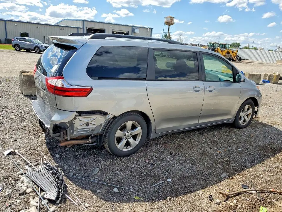2016 TOYOTA SIENNA LE  