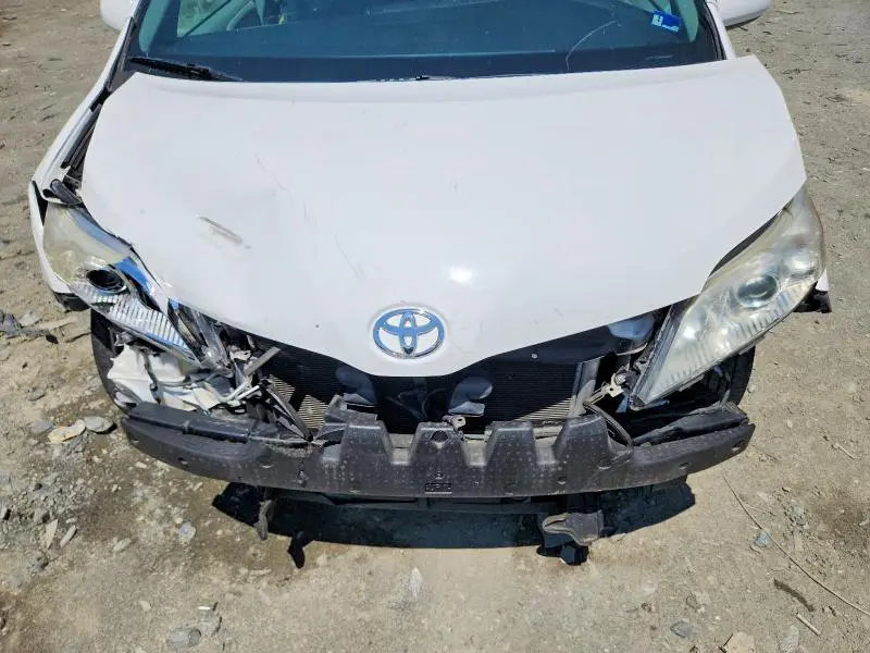2017 TOYOTA SIENNA LE  