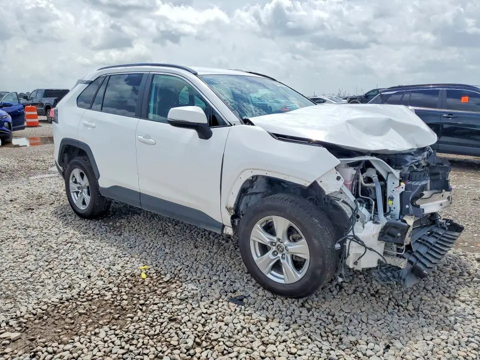 2021 TOYOTA RAV4 XLE  