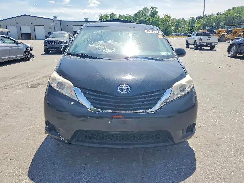 2015 TOYOTA SIENNA LE  