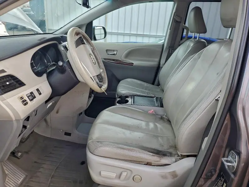 2013 TOYOTA SIENNA XLE  