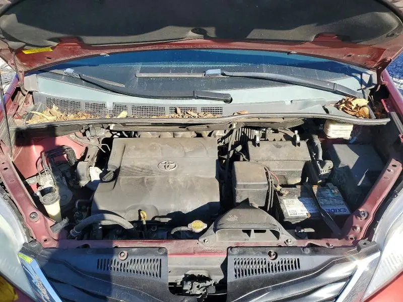 2013 TOYOTA SIENNA LE  