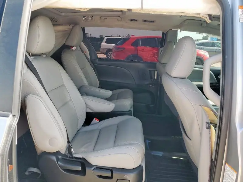 2015 TOYOTA SIENNA XLE  