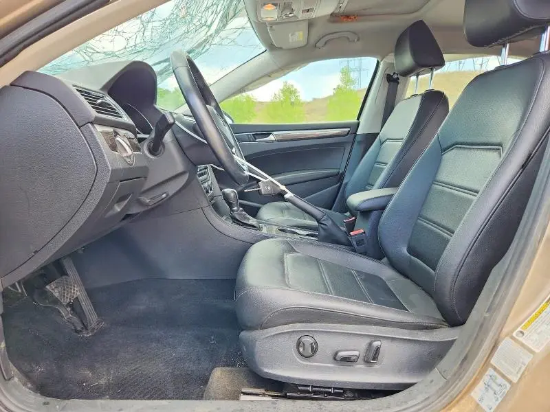 2016 VOLKSWAGEN PASSAT SE  