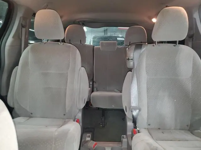 2017 TOYOTA SIENNA LE  