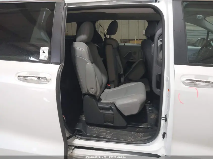2025 TOYOTA SIENNA XLE