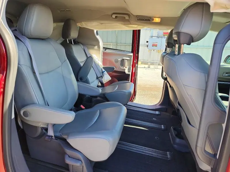 2021 TOYOTA SIENNA XLE  