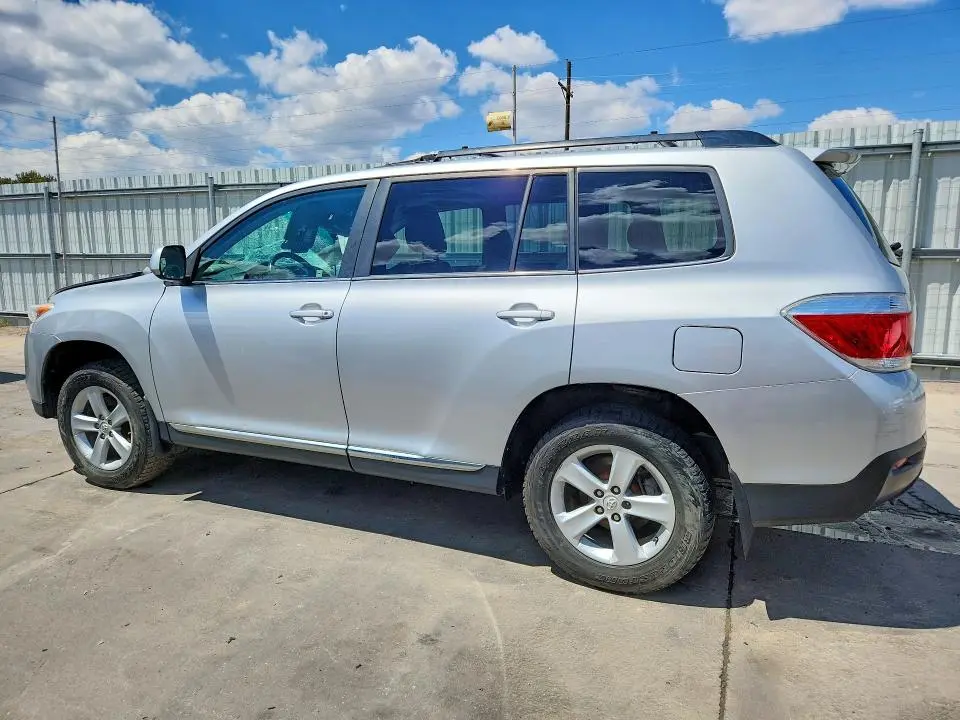 2012 TOYOTA HIGHLANDER SE  