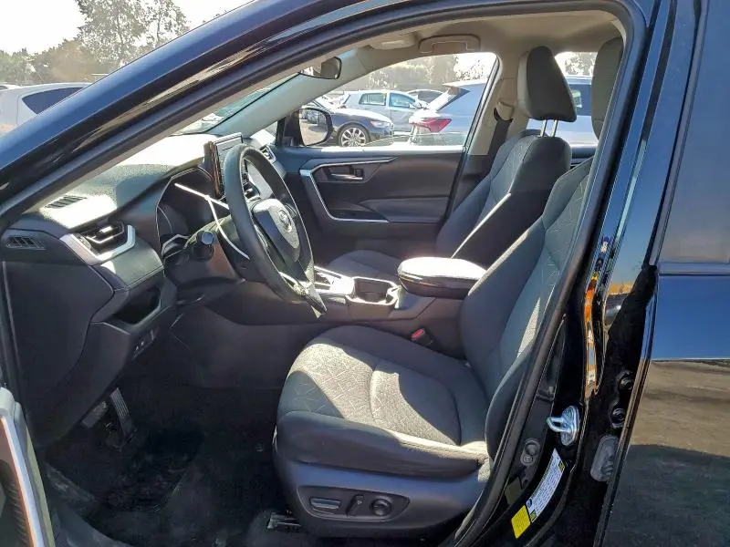 2021 TOYOTA RAV4 XLE  