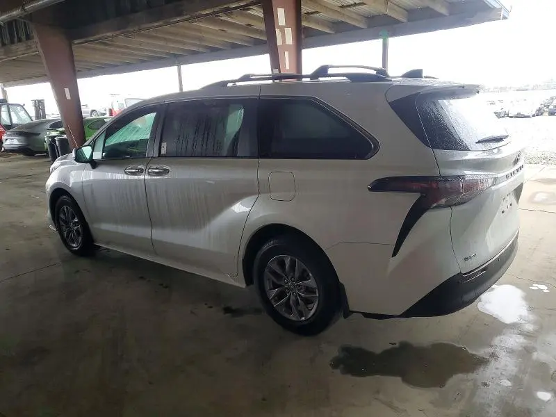 2025 TOYOTA SIENNA XLE  