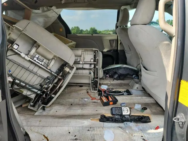 2013 TOYOTA SIENNA LE  