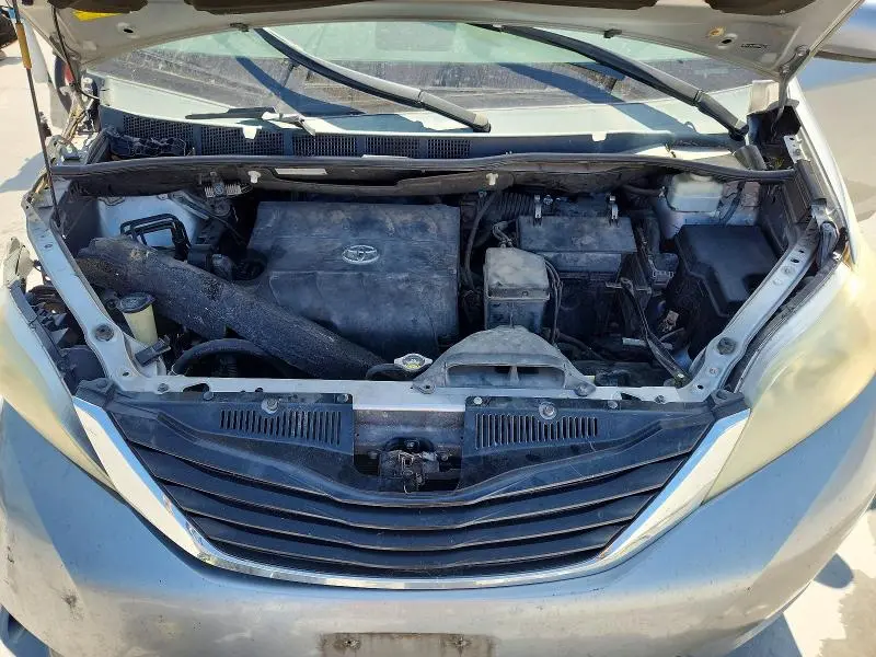 2013 TOYOTA SIENNA LE  
