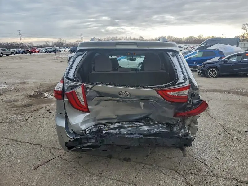 2015 TOYOTA SIENNA LE  