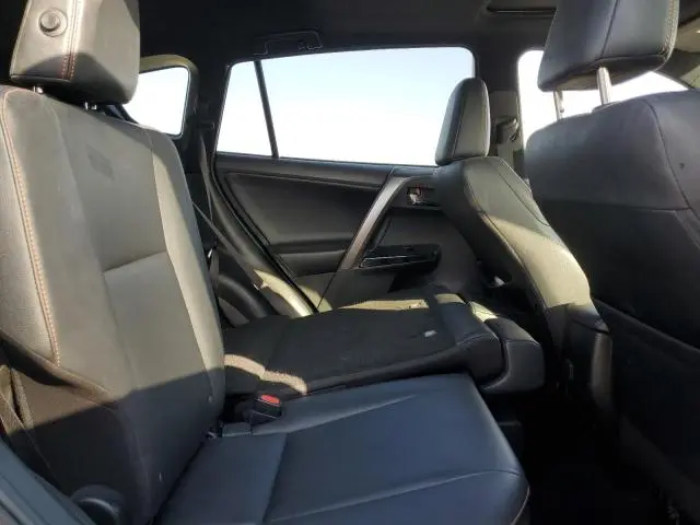 2018 TOYOTA RAV4 SE  
