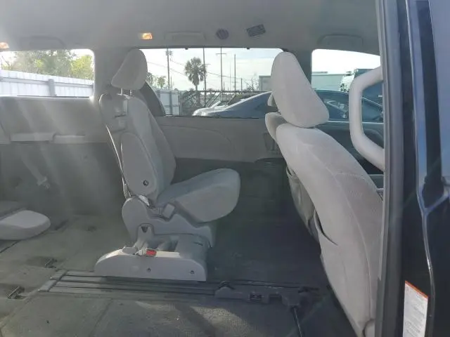 2017 TOYOTA SIENNA LE  