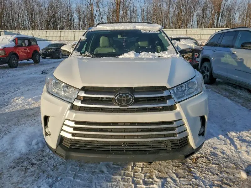 2019 TOYOTA HIGHLANDER SE  