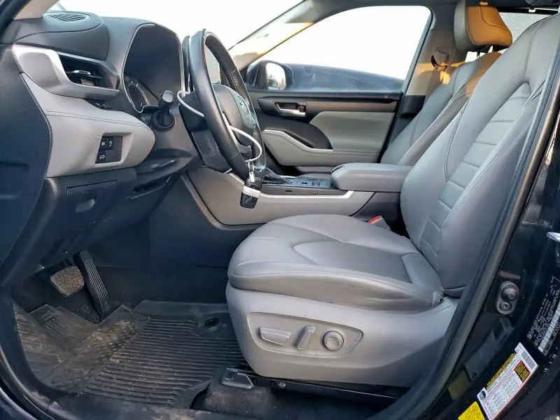 2024 TOYOTA HIGHLANDER LE  