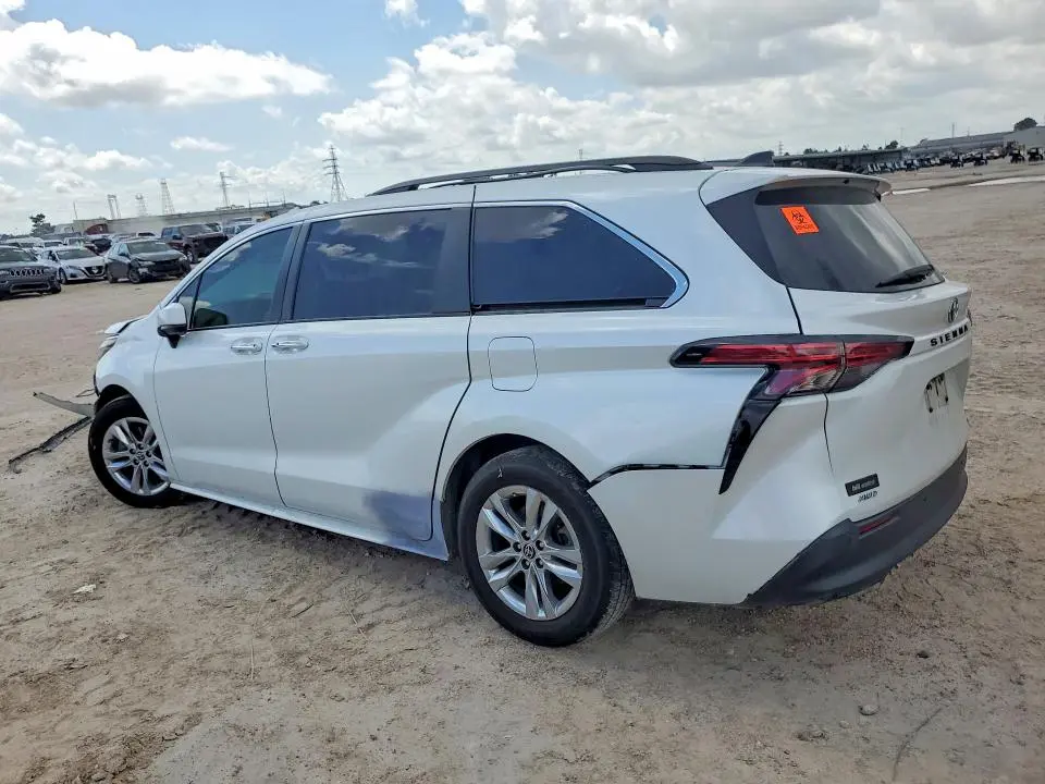 2022 TOYOTA SIENNA XLE  