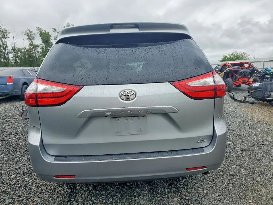 2015 TOYOTA SIENNA LE  