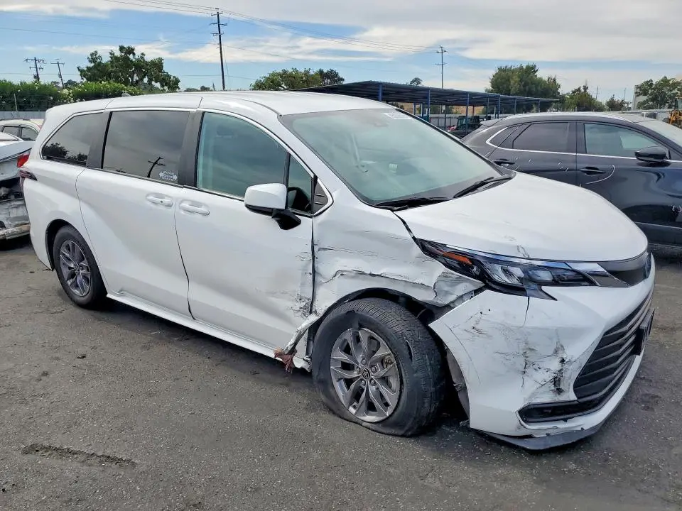 2024 TOYOTA SIENNA LE  