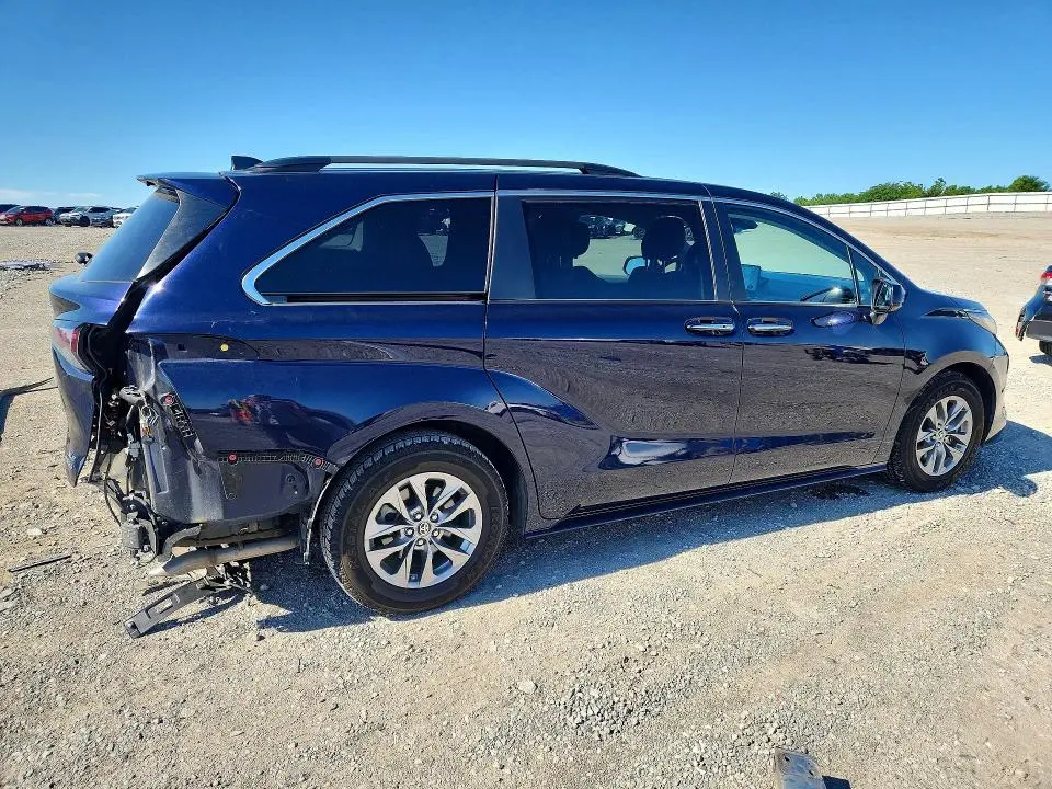 2023 TOYOTA SIENNA XLE  