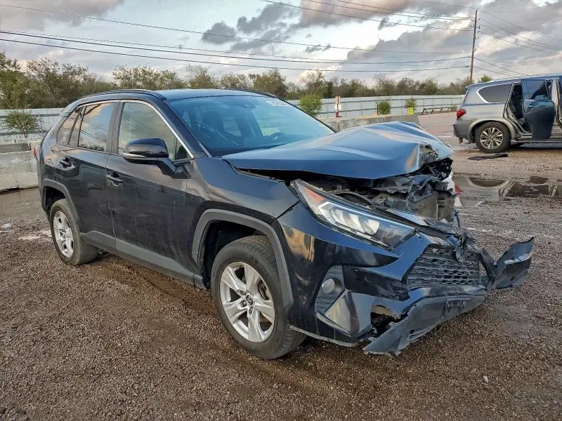 2021 TOYOTA RAV4 XLE  