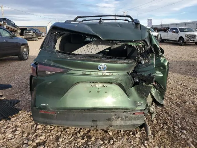 2024 TOYOTA SIENNA XLE  