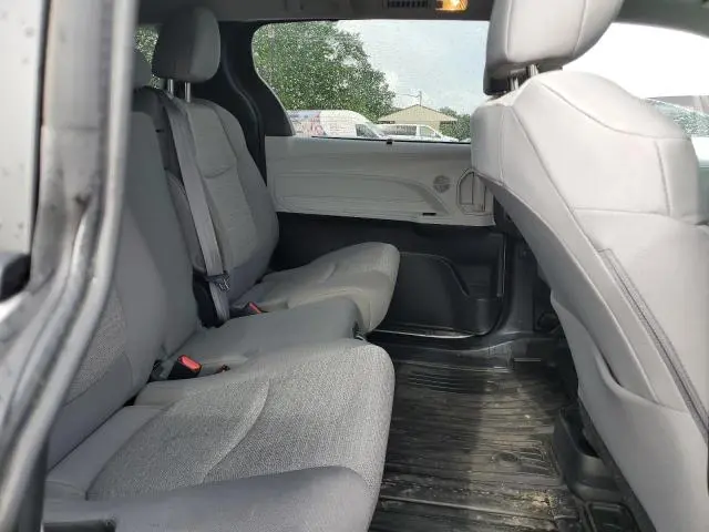 2025 TOYOTA SIENNA LE  