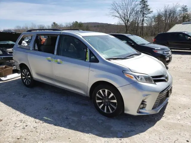 2020 TOYOTA SIENNA XLE  