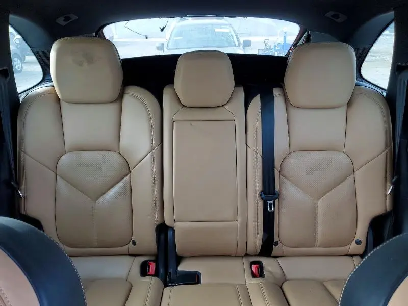 2016 PORSCHE CAYENNE   