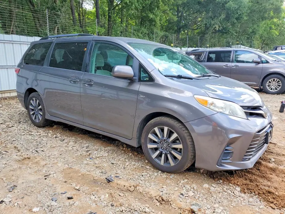 2018 TOYOTA SIENNA LE  