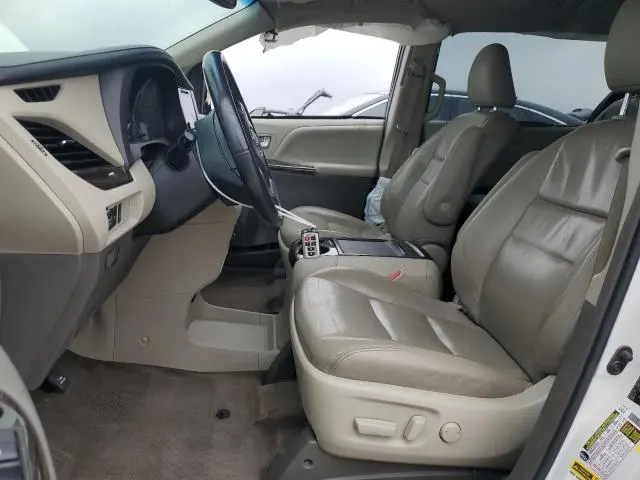 2017 TOYOTA SIENNA XLE  