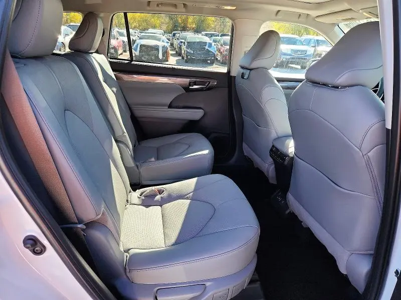 2025 TOYOTA HIGHLANDER PLATINUM  