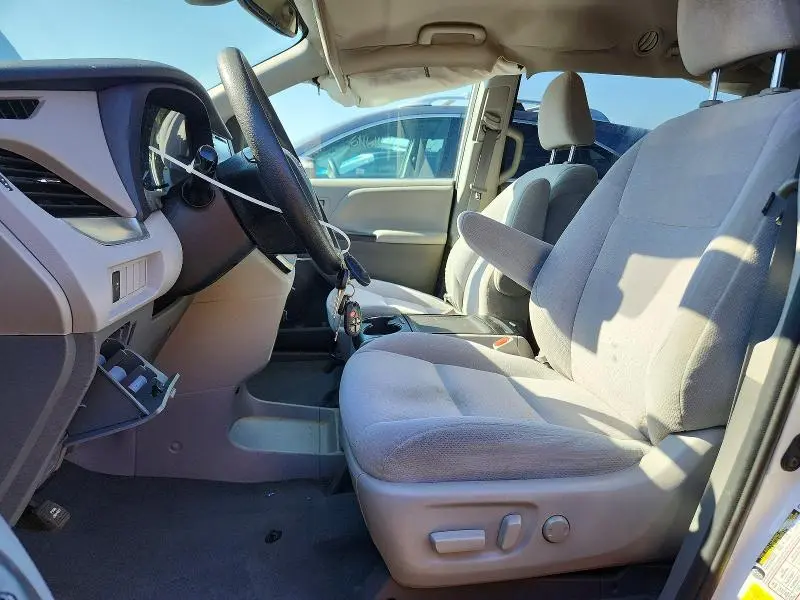 2020 TOYOTA SIENNA LE  