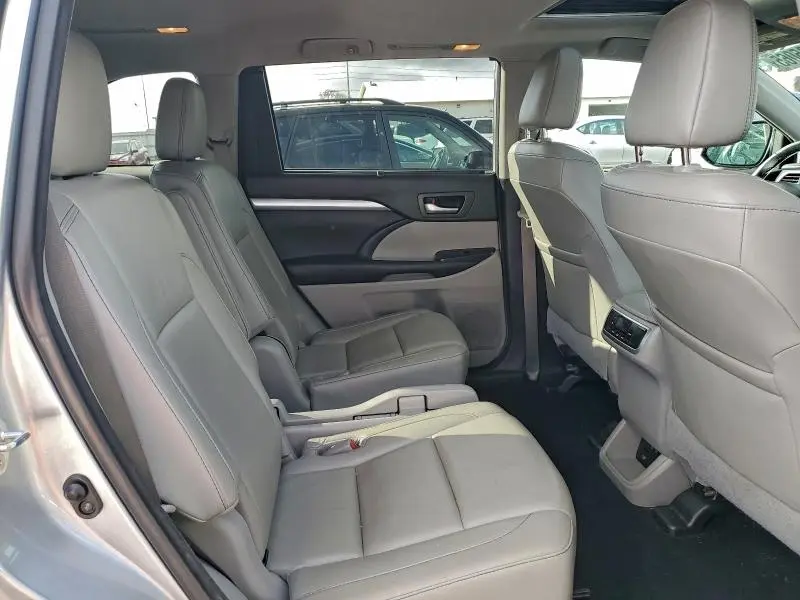 2018 TOYOTA HIGHLANDER SE  