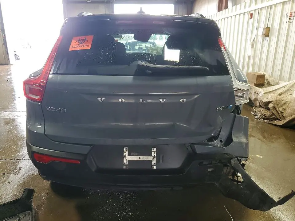 2022 VOLVO XC40 T5 R-DESIGN  