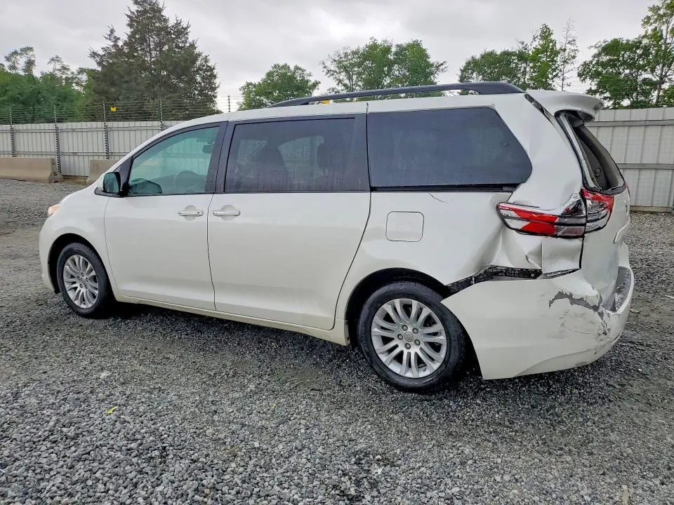 2016 TOYOTA SIENNA XLE 8-PASSENGER  