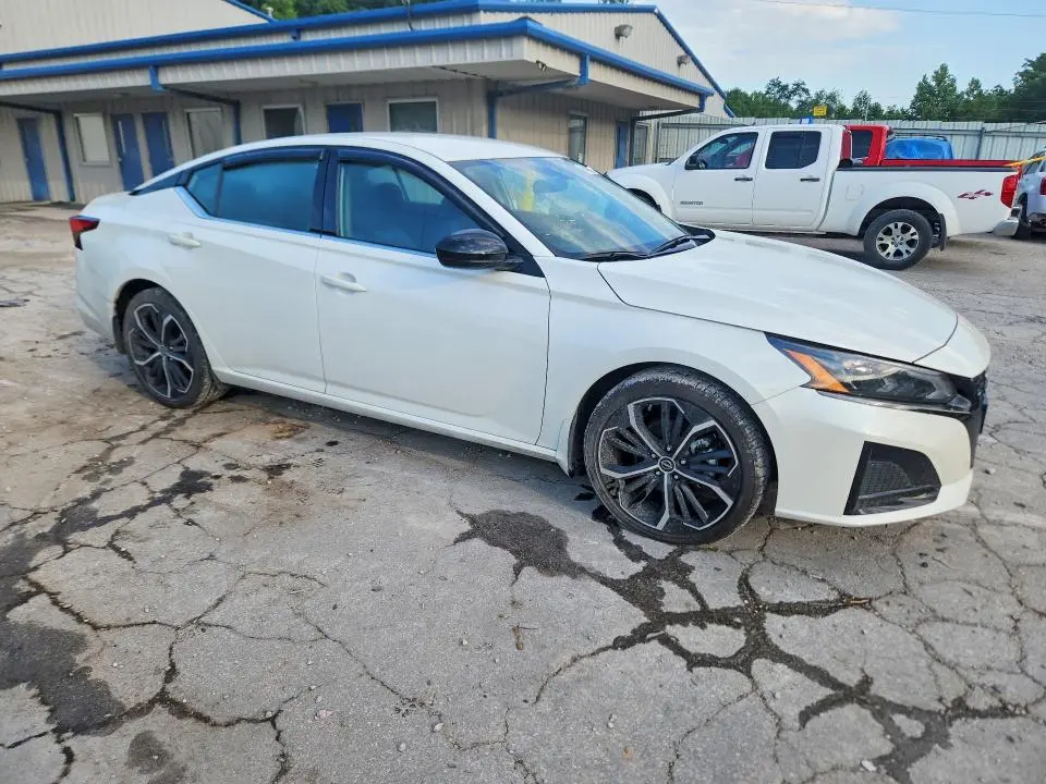 2024 NISSAN ALTIMA SR  