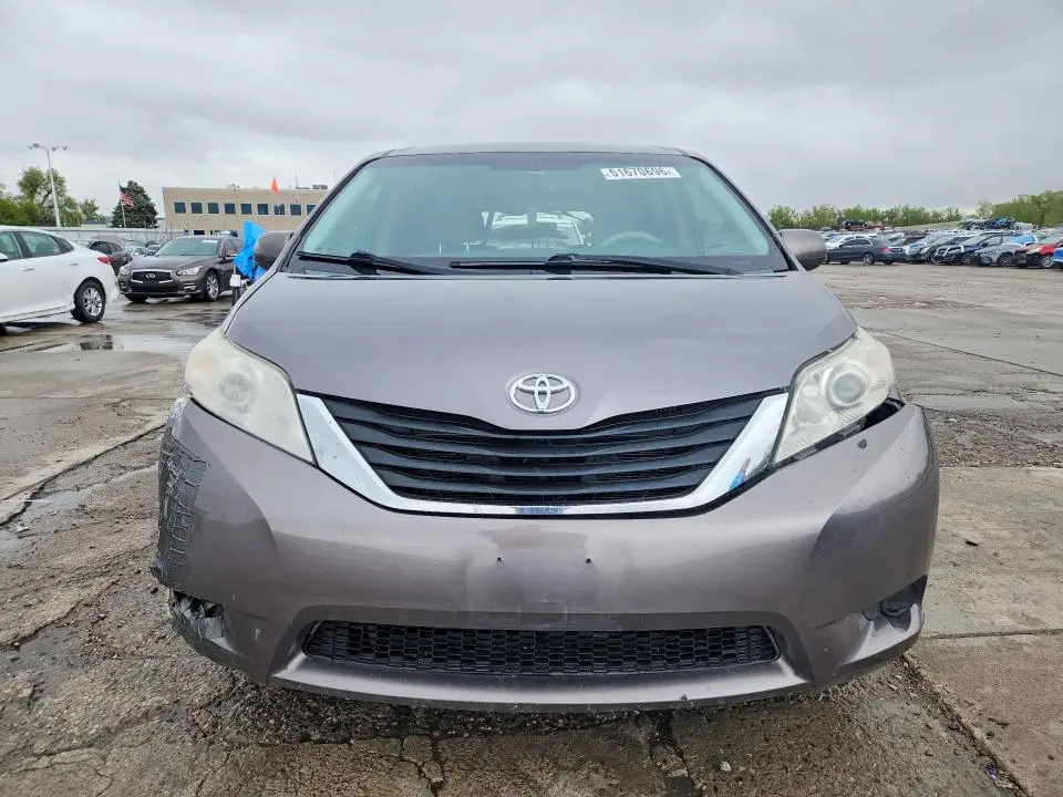 2013 TOYOTA SIENNA LE  