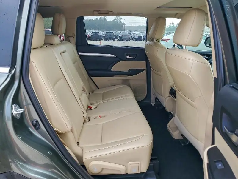 2019 TOYOTA HIGHLANDER SE  